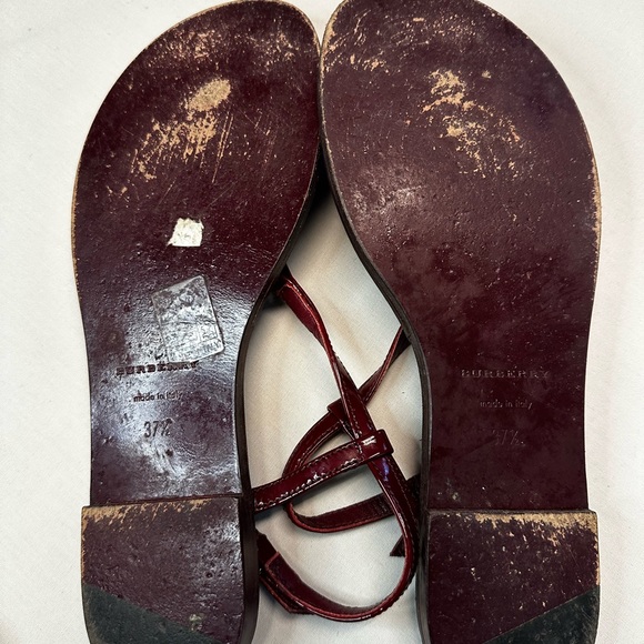 Burberry Patent Burgundy/Wine chain accent flat thong sandals Size 37.5 - Picture 2 of 6